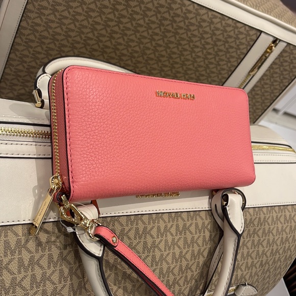 MICHAEL KORS LARGE TRAVEL CONTINENTAL WRISTLET WALLET
COLOR: TEA ROSE NWT - Picture 2 of 16